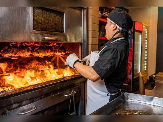 En 1950 se creó sistema de cocción a través de varillas que giraban dentro de un horno asador.    