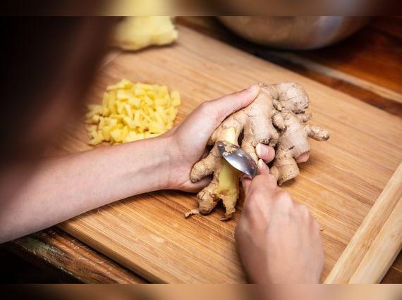 Utiliza una cuchara para pelar el kion de forma fácil y sin desperdiciar la pulpa.   