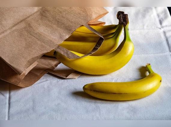 Para esto truco necesitas una bolsa de papel o papel periódico.   