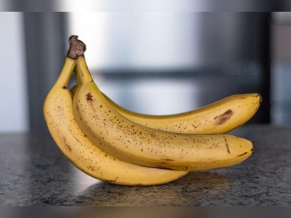 Mantén los plátanos frescos por más tiempo usando papel aluminio de cocina.   