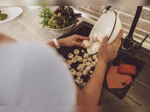 Al lavar los champiñones pierden su sabor.   