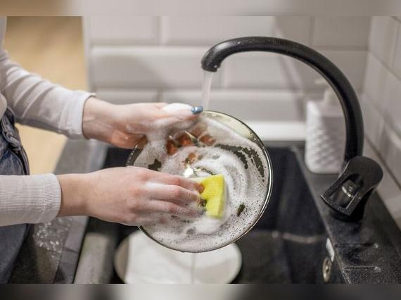 Al usar una esponja vieja para lavar todos los utensilios, se pueden transferir microorganismos.   