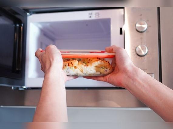 Lo más recomendable es usar un táper de vidrio.   