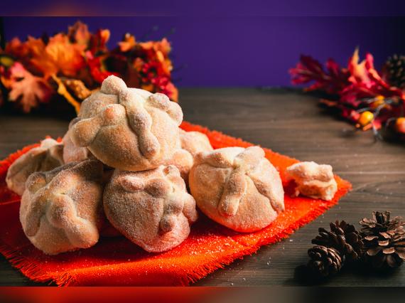 El pan de muerto mexicano está decorado con forma de huesos o un cráneo en el centro.   