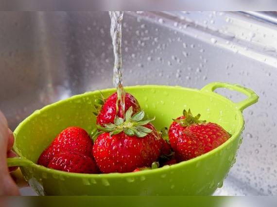 Recuerda seguir estos pasos para lavar las fresas y reducir las sustancias químicas.   