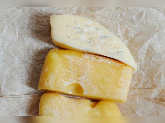 Desecha el queso que tiene mal olor y ha cambiado de color y textura.   