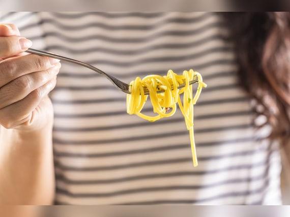 Lo mejor es cocinar la pasta en abundante agua para evitar que se pegue.   