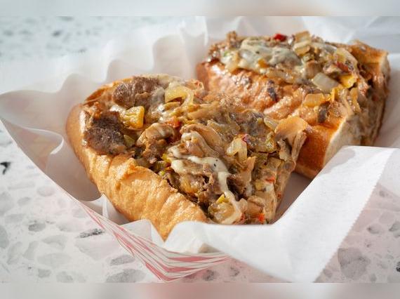  Sándwich philly cheesesteak.   