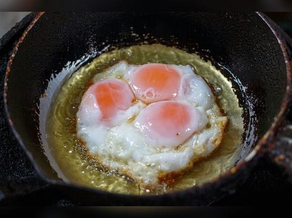 Freír el huevo con aceite disminuye sus nutrientes.   