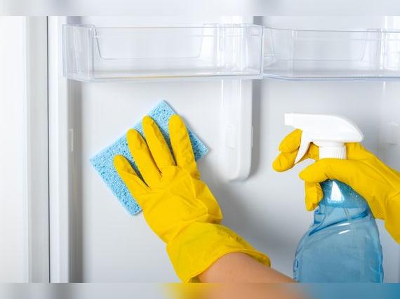 Lo más importante es limpiar el refrigerador.   