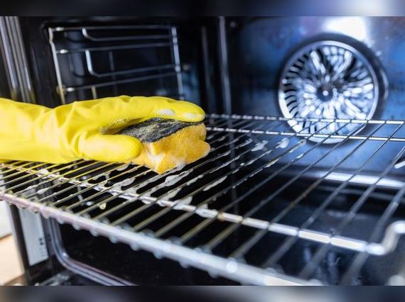 Deja tu horno reluciente usando solo un limón.   