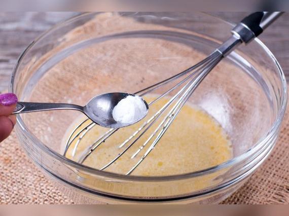 El bicarbonato de sodio ayuda a obtener pasteles esponjosos.   