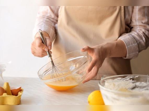 Mezcla muy bien los ingredientes hasta obtener una masa homogénea.   