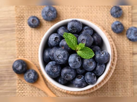 Incluir frutas como fresas, plátanos o arándanos en la dieta no solo ayuda en la prevención de enfermedades, sino que también mejora el rendimiento deportivo. Fuente: Shutterstock.   