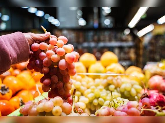 El médico Jaume Fontanals advierte sobre el momento adecuado para consumir frutas, destacando que antes de las comidas previene problemas digestivos. Fuente: Shutterstock.   