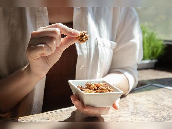 Estos frutos secos aportan ácidos grasos omega-3, antioxidantes y otros compuestos que favorecen la concentración y la memoria. Fuente: Shutterstock.   