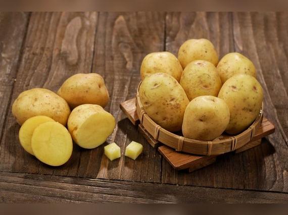 Se recomienda evitar el consumo de cáscaras con manchas verdes o brotes. Fuente: Shutterstock.   