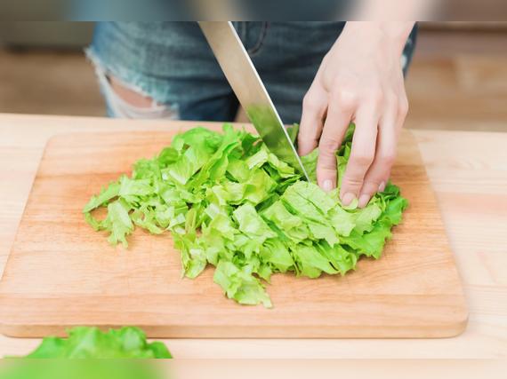La lechuga se oxida y pierde ligeramente su sabor, si se corta con el cuchillo   