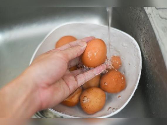  Enjuaga los huevos con agua tibia, ya que el agua fría puede permitir la penetración de bacterias.   