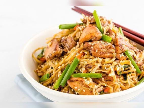 Fideos de la longevidad con pollo.   