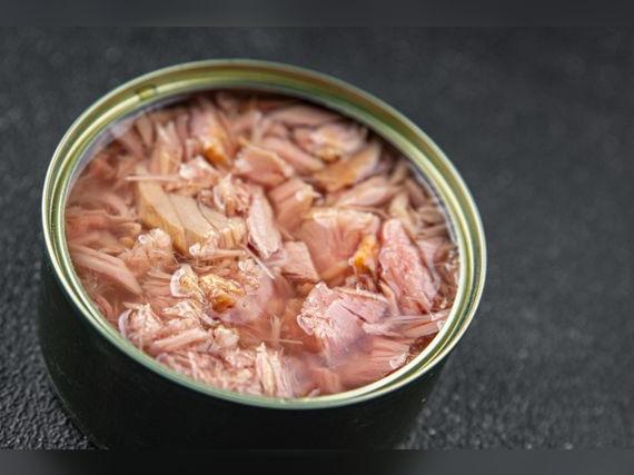 Evita guardar las latas de atún en el refrigerador debido a que pueden causar daños estomacales.   