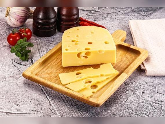 El alimento que no debes guardar en un táper es el queso.   