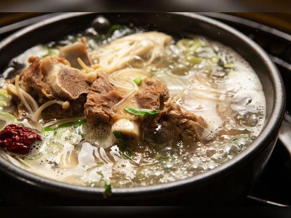 Caldo casero de huesos.   