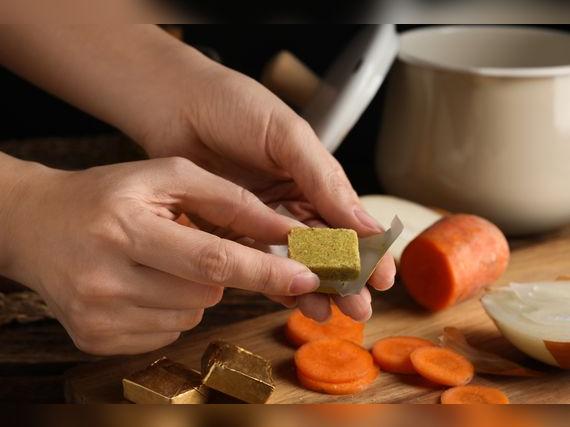 Los cubitos de caldo son dañinos para la salud.   
