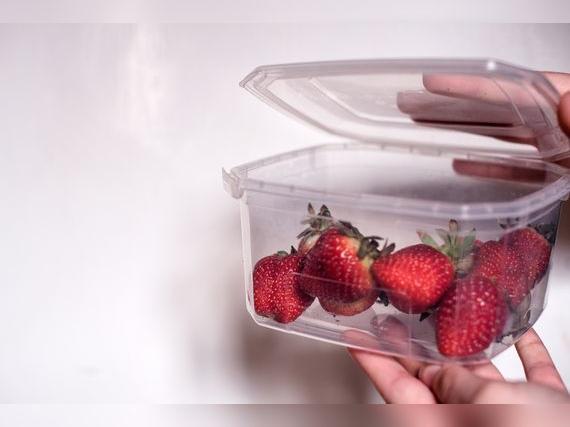 Guarda las fresas sin taparlas del todo.   