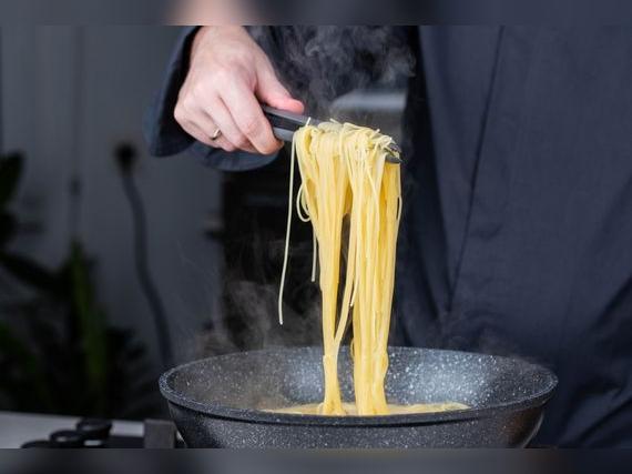 La pasta cruda no pesa igual que la cocida.   