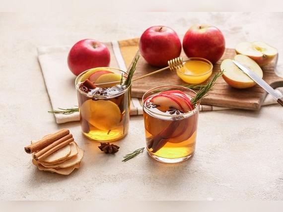 La manzana, rica en pectina y antioxidantes, puede ayudar a regular la glucemia y mejorar el tránsito intestinal.    