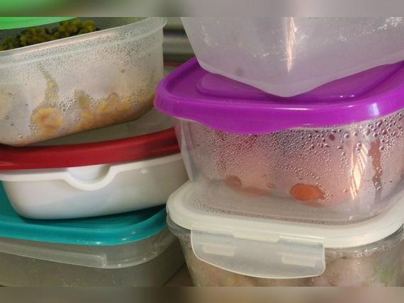 Los recipientes de plástico expuestos a altas temperaturas pueden liberar sustancias químicas que se infiltran en los alimentos   