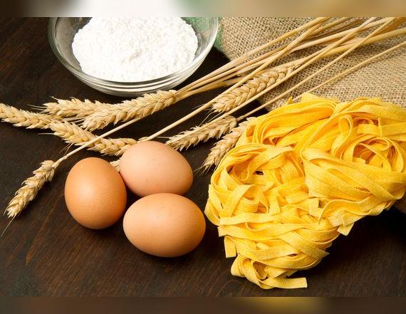 Los fideos de la longevidad están hechos con harina de trigo y huevos.   