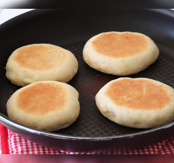 Pan casero en sartén.   