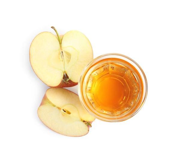  El vinagre de manzana se elabora mediante la fermentación de la manzana triturada.   