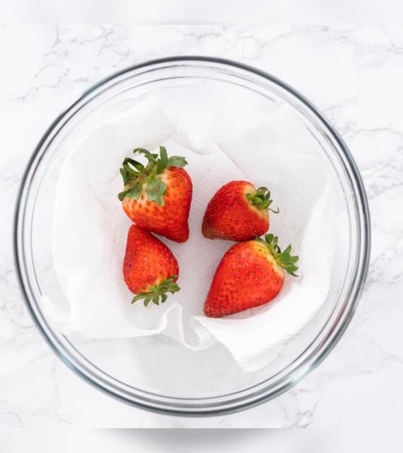 Después de lavar, seca las fresas con papel toalla.   
