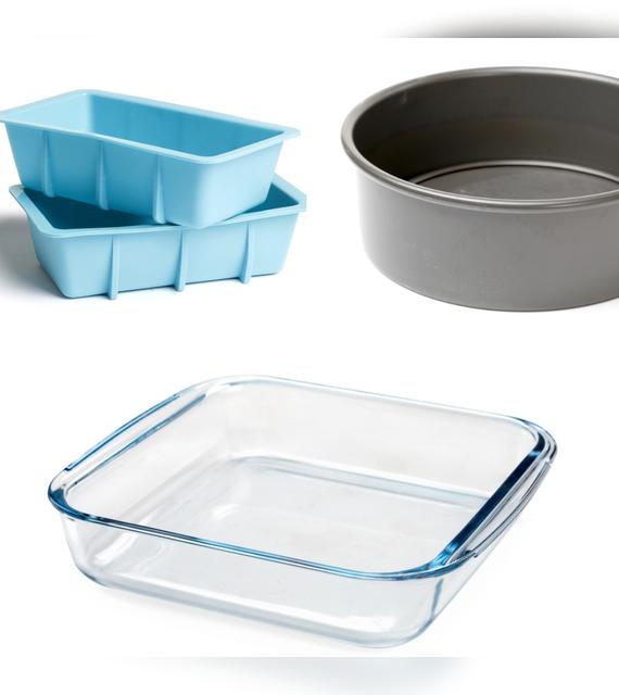 Puedes utilizar recipientes de vidrio refractario, silicona o acero inoxidable para cocinar en la freidora de aire.   