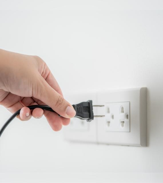 Lo mejor es desenchufar los electrodomésticos para evitar una sobrecarga de energía.   