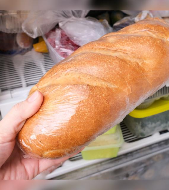 Refrigerar el pan lo endurece y modifica su textura.   