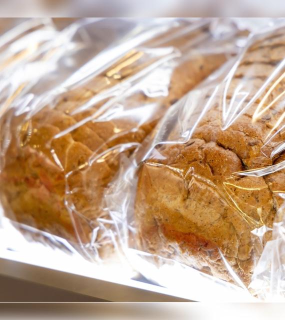 Guardar el pan en bolsas de plástico provoca humedad y el crecimiento de hongos.   