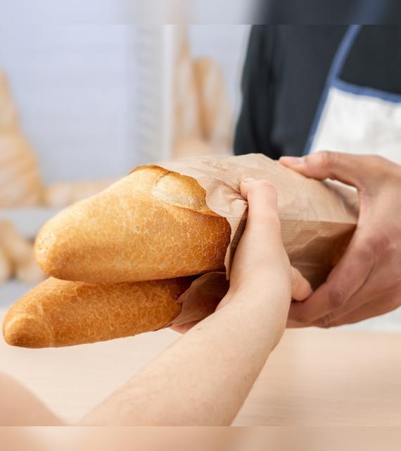 También puedes mantener el pan fresco guardándolo en una bolsa de papel.   