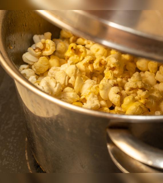 Puedes preparar canchita en casa y consumirla en el cine.   