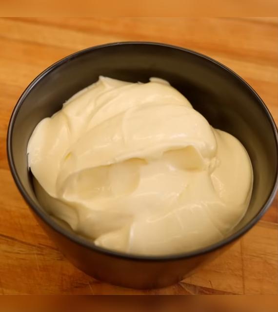 Mayonesa casera con la textura perfecta.   