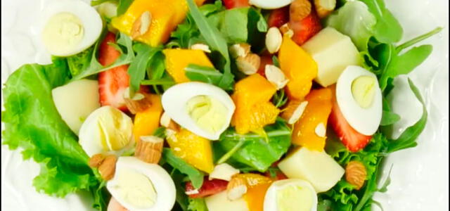 Ensalada de fresas con huevitos de codorniz Ensalada de fresas con huevitos de codorniz