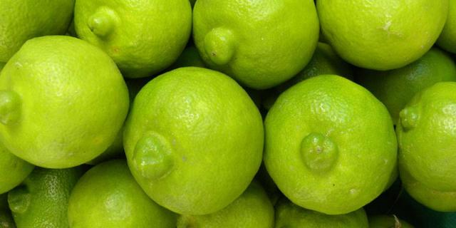 La lima es bastante parecida al limón La lima es bastante parecida al limón