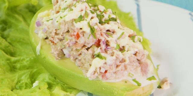 Palta rellena con atún. Palta rellena con atún.