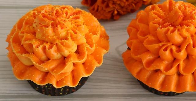 Cupcakes con notas de naranja y sabor a pan de muerto.   