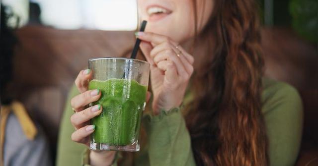 El batido aporta antioxidantes y propiedades antiinflamatorias esenciales para la salud. El batido aporta antioxidantes y propiedades antiinflamatorias esenciales para la salud.