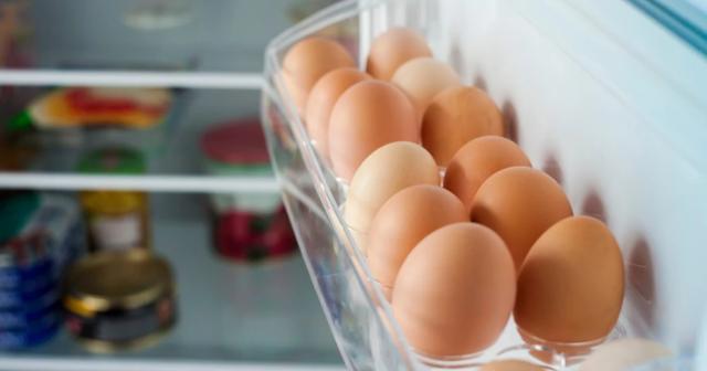 El huevo debe permanecer con la punta hacia abajo. El huevo debe permanecer con la punta hacia abajo.