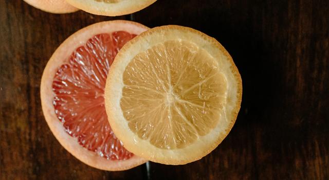 Combina jícama y limón para una opción refrescante y baja en calorías.   